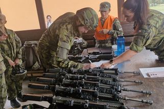 Česko loni vydalo na obranu skoro 172 miliard korun - Novinky